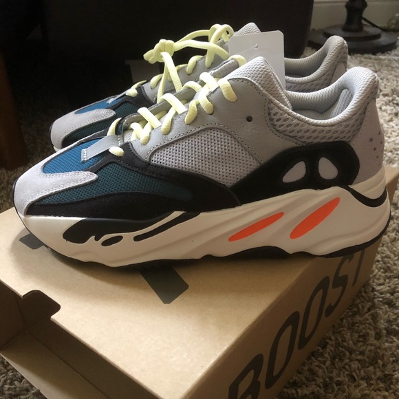 Yeezy Wave Runner 700 Solid Grey NWT NWT Yeezy Wave Runner 700 Solid Grey NWT NWT